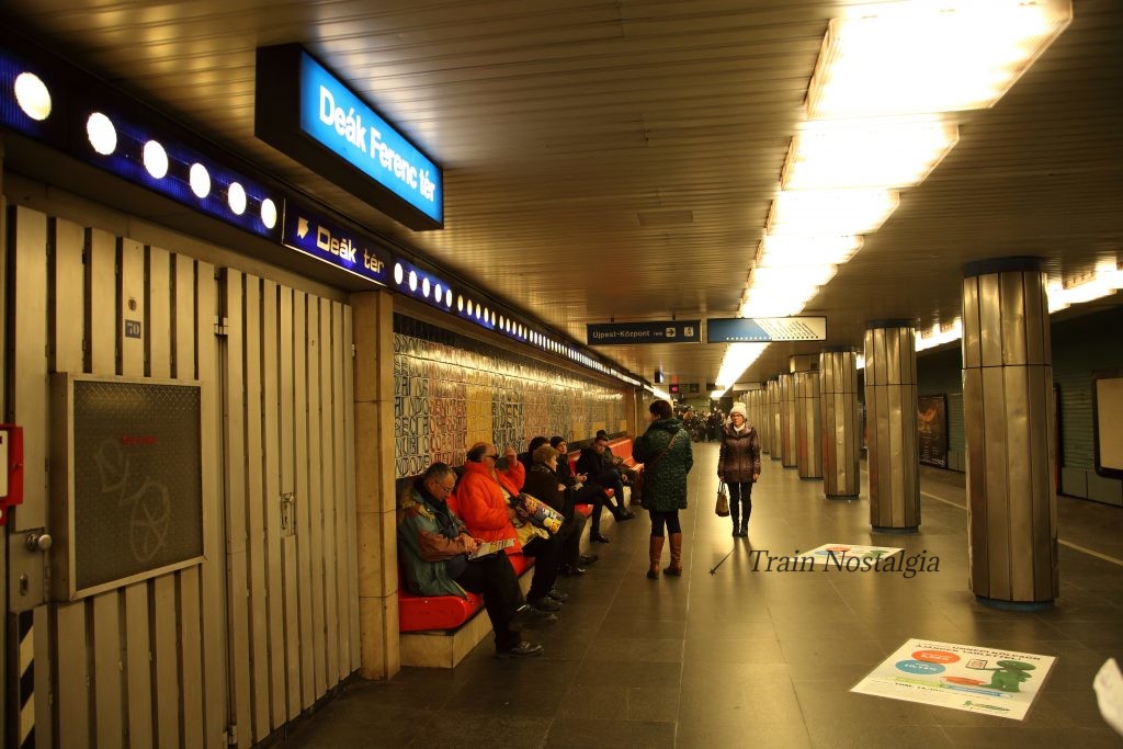 ブダペスト地下鉄3号線デアーク・フェレンツ広場駅駅名標