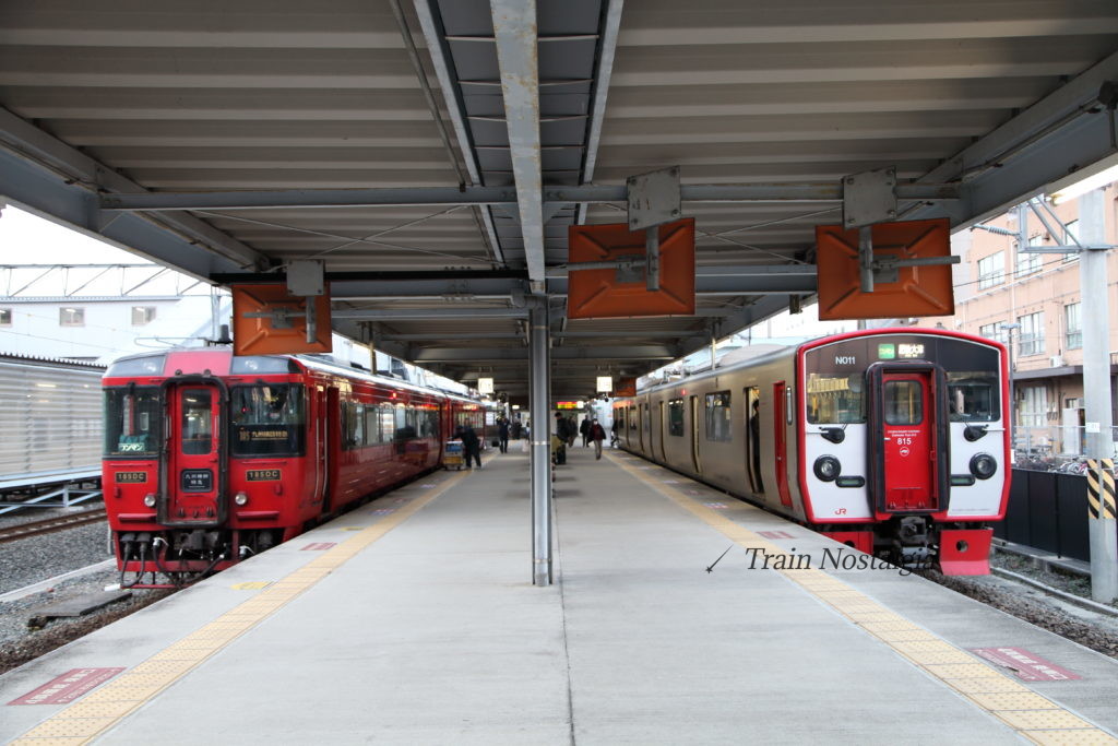 熊本駅ホーム特急と普通列車