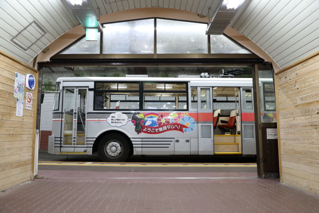 関電トロリーバス黒部ダム駅出口とトロリーバス