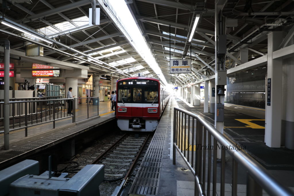京急大師線京急川崎駅ホームと列車