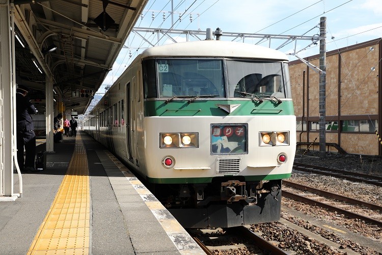 185系踊り子】40年間姿を変えていない東京駅発の国鉄特急 | Train